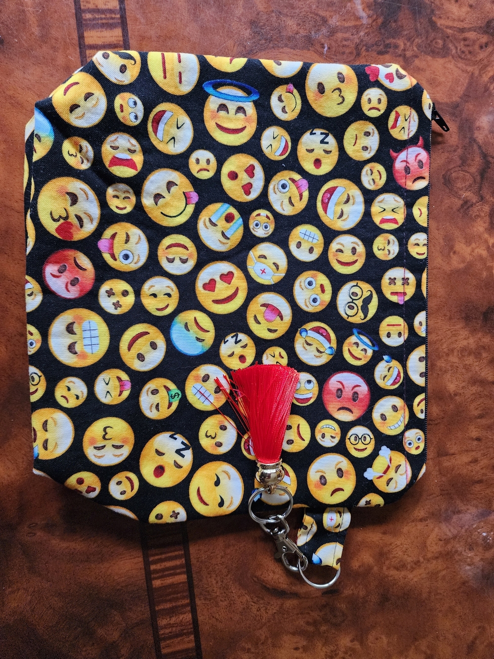 ✨️Emoji Makeup Bag + 5 New Beauty Items | Surprise Bundle | Gift Ready - Picture 2 of 2